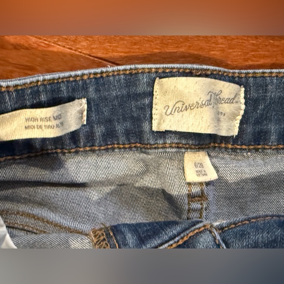 Universal Thread Ripped Blue Jean Shorts Size 6/28 - Picture 3 of 3